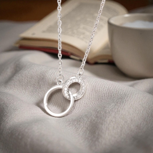 FingerBlingers Jewelry - Chic Silver Interlocking Circle Necklace